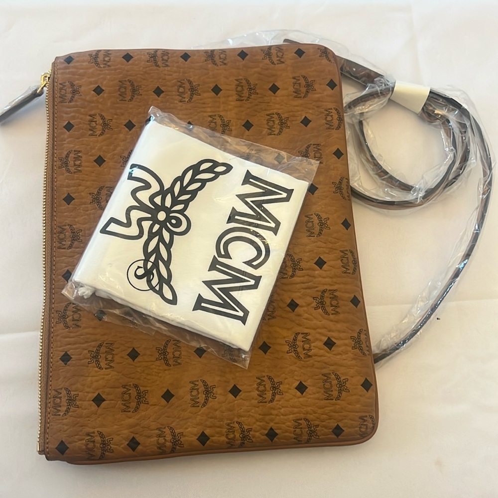 the medium Liz can be reversed to show off the hypnotic Cubic monogram pattern.